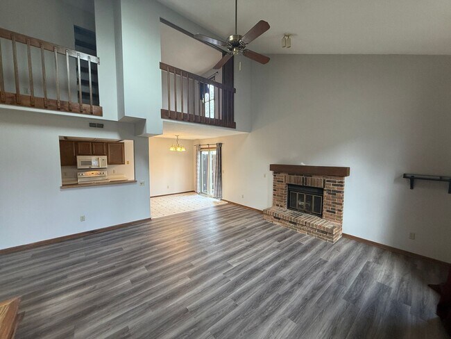 Foto del edificio - 5123 Pinebrook Dr