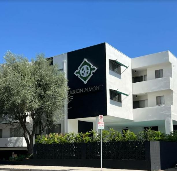 Foto principal - 310 S Almont Dr