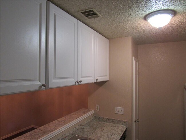 Building Photo - 2131 Andover Dr