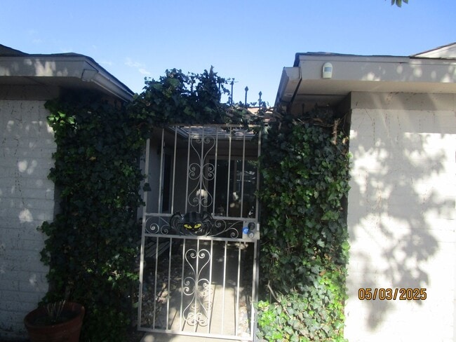 Building Photo - NW 4 BR Home large yard/outdoor space