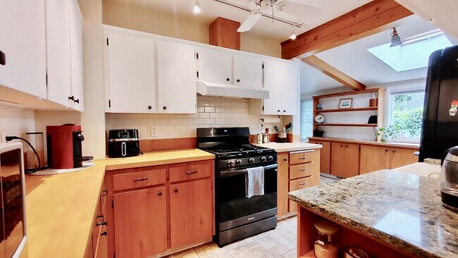 Foto del edificio - Charming Vintage 1930's Cottage Located on...