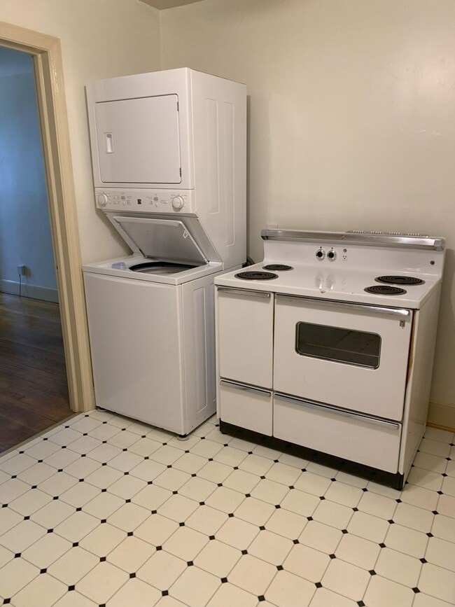 Building Photo - Historic Fisher Park Duplex