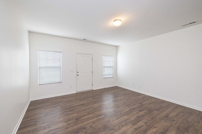 Building Photo - BEAUTIFUL Two Bedroom Townhome - Pineville Regent Park - Available Now