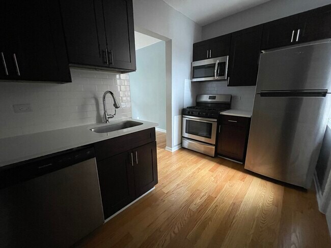 Foto del edificio - 1648 W Pratt Blvd