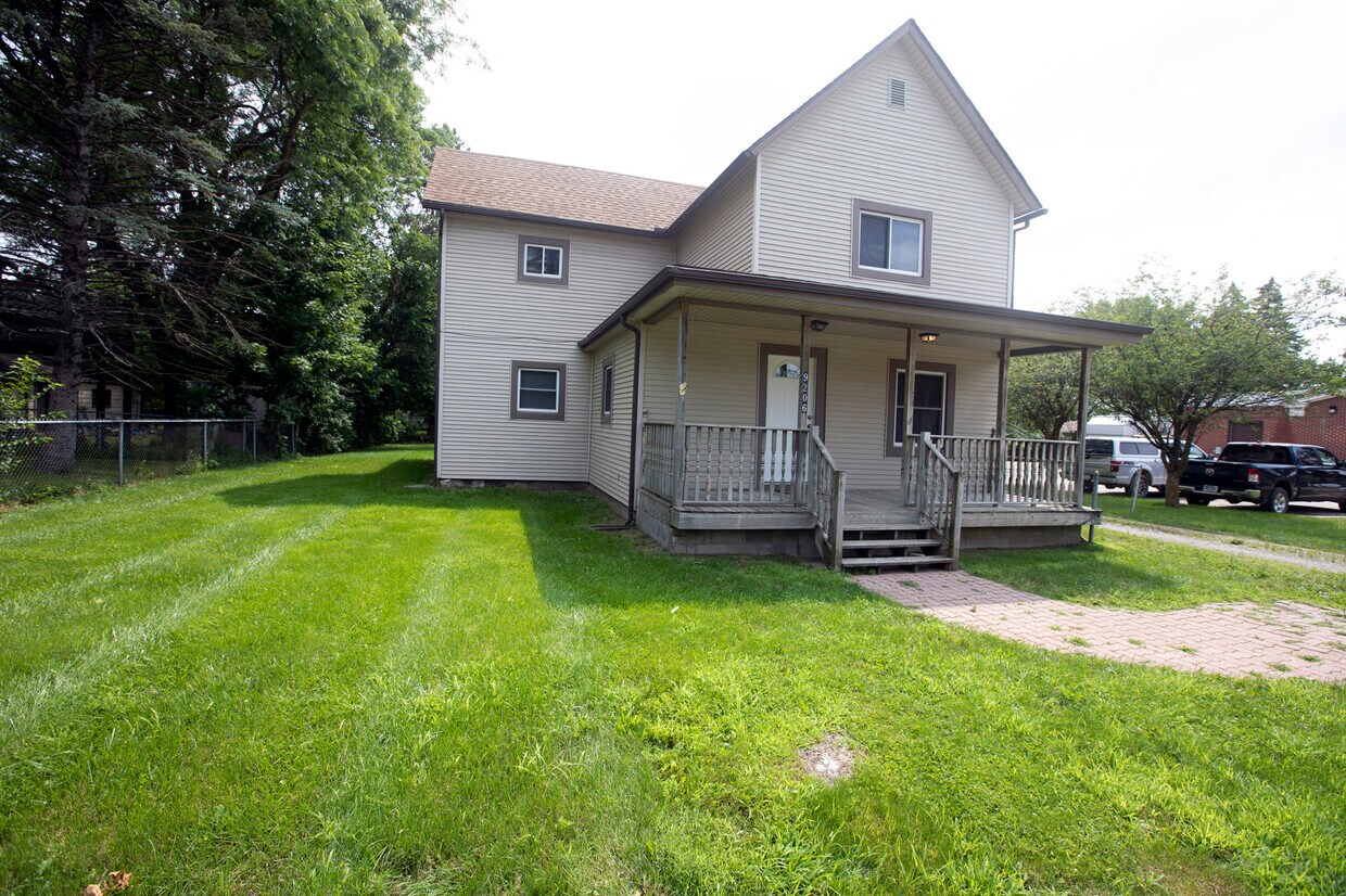 Primary Photo - 9206 Main St