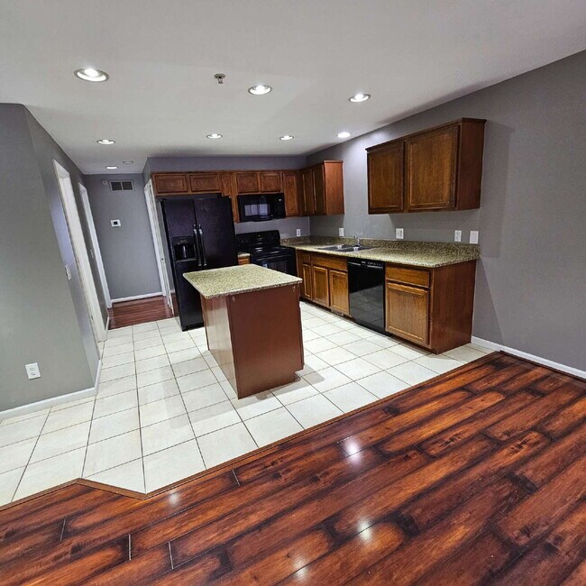 Foto del edificio - 2 Bedroom, 2 Full Bathroom Townhouse with Granite Finishes, Bonus Room & Garage. Great Location, ...