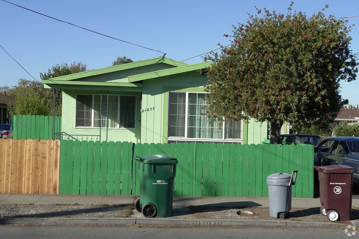 Foto del edificio - 24255 Silva Ave