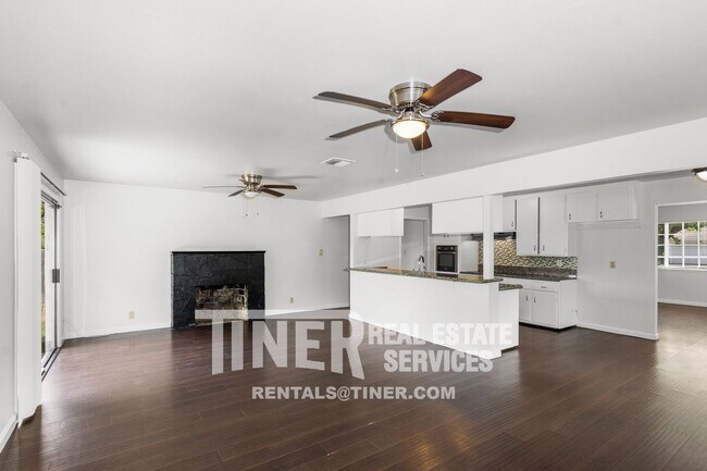Building Photo - South Land Park home with golf course/natu...
