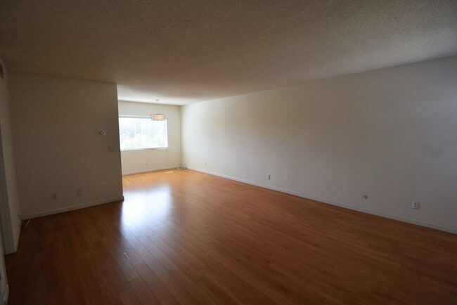 Foto del edificio - 4930 Whitsett Ave