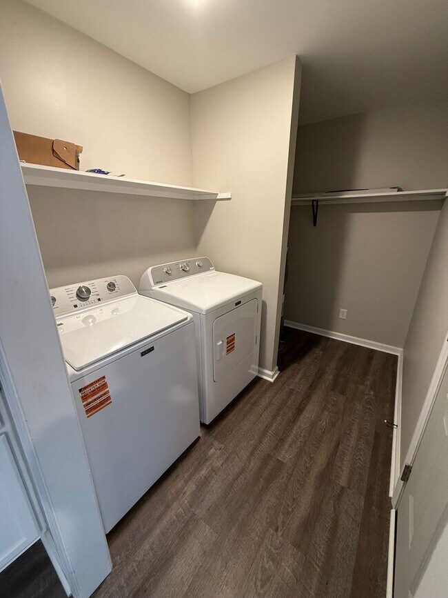 Foto del edificio - 3323-D Christopher Drive