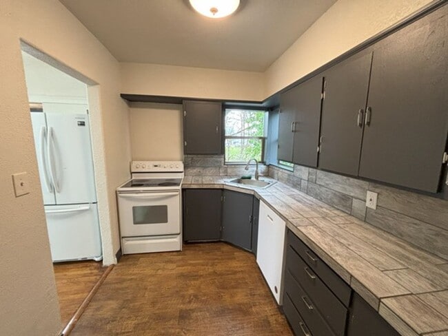 Foto del edificio - 3Bd/2Ba Two Story House - Available to View!