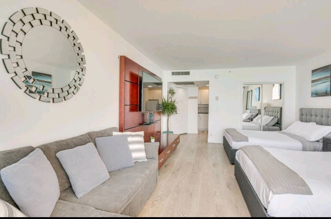 Primary Photo - 5445 Collins Ave