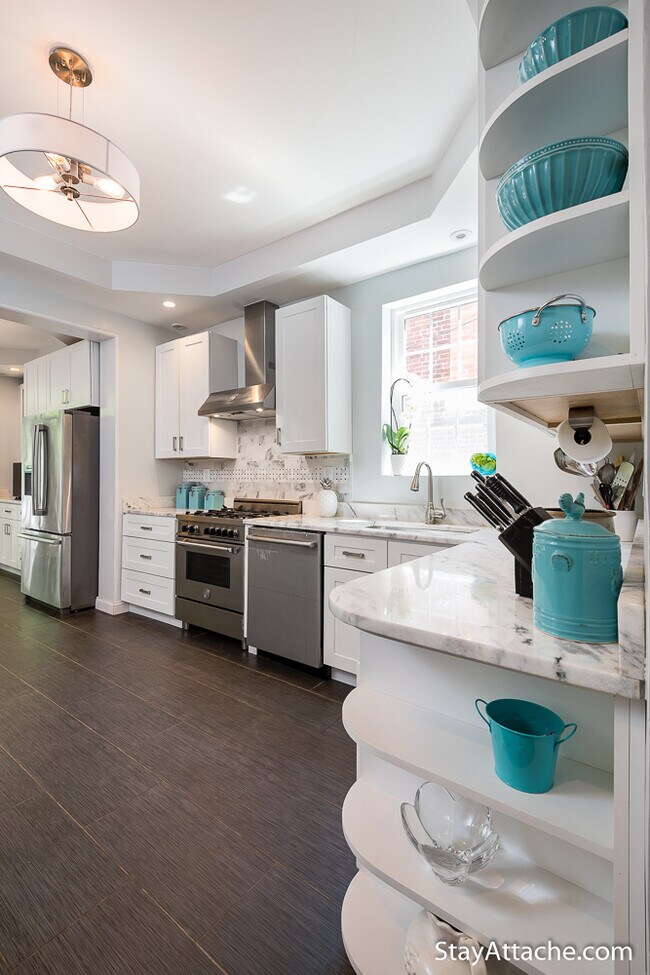 Building Photo - 723 5th St NE