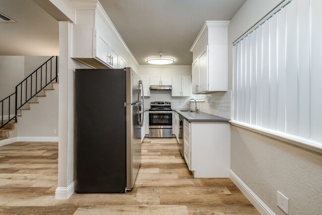 Recently Renovated 2 Bedroom 1 Bath, Two-L... - Recently Renovated 2 Bedroom 1 Bath, Two-L... Apartment