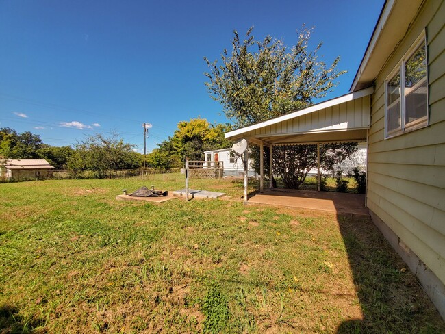 Building Photo - 2 Bedroom 1 Bath Home in Shawnee