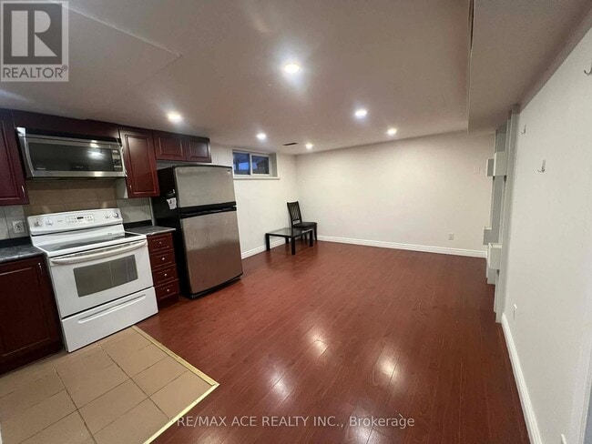 Building Photo - 23 Ada Crescent