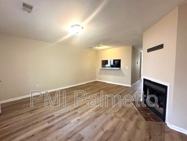 Building Photo - 131 Country Town Dr