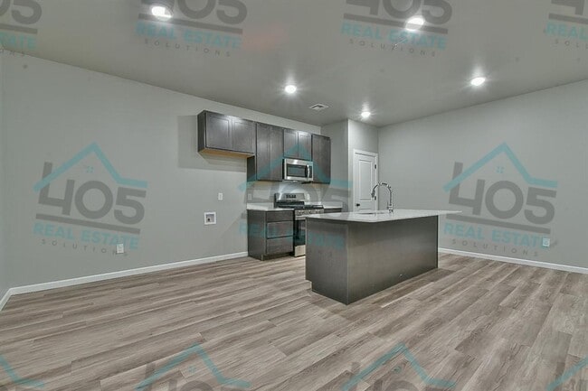 Building Photo - 4 Bedroom Rental w/2 car garage