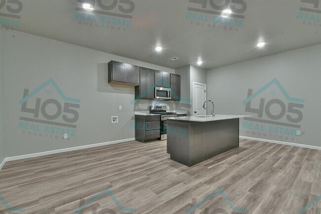 Foto del edificio - 4 Bedroom Rental w/2 car garage