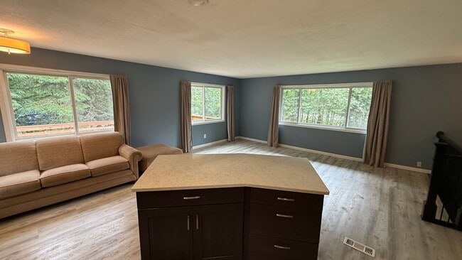 Building Photo - 4 Bedroom House on Large lot in Eagle River. Pet ok on approval. Available now!