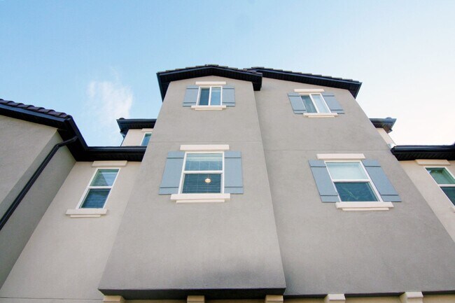 Foto del edificio - Clean, modern, move-in ready townhouse!