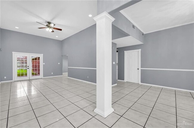 Building Photo - 4621 W Maple Ave