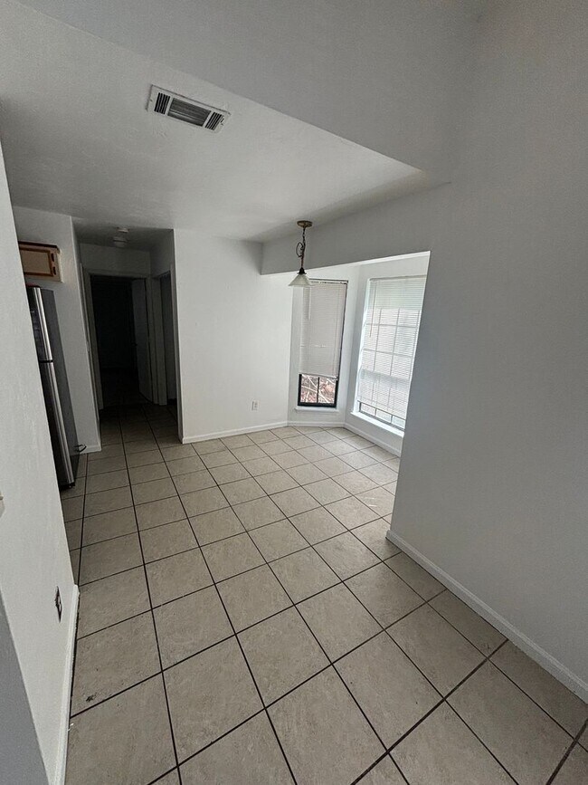 Building Photo - Freshly Remodeled 3 BR 2 BA Townhome Locat...