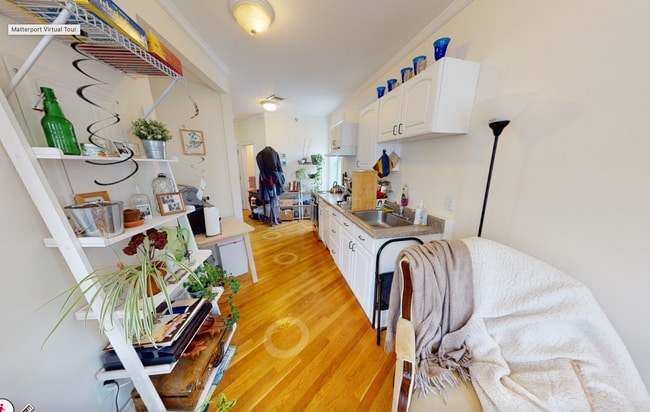 Foto del edificio - 4 Bishop Allen Dr