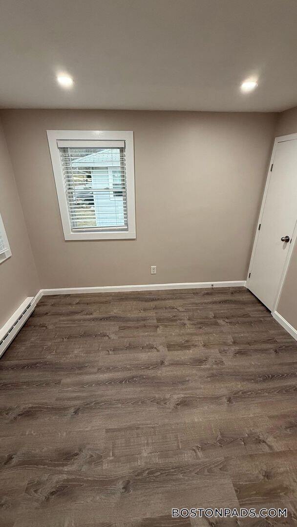 Building Photo - 10 Perry St