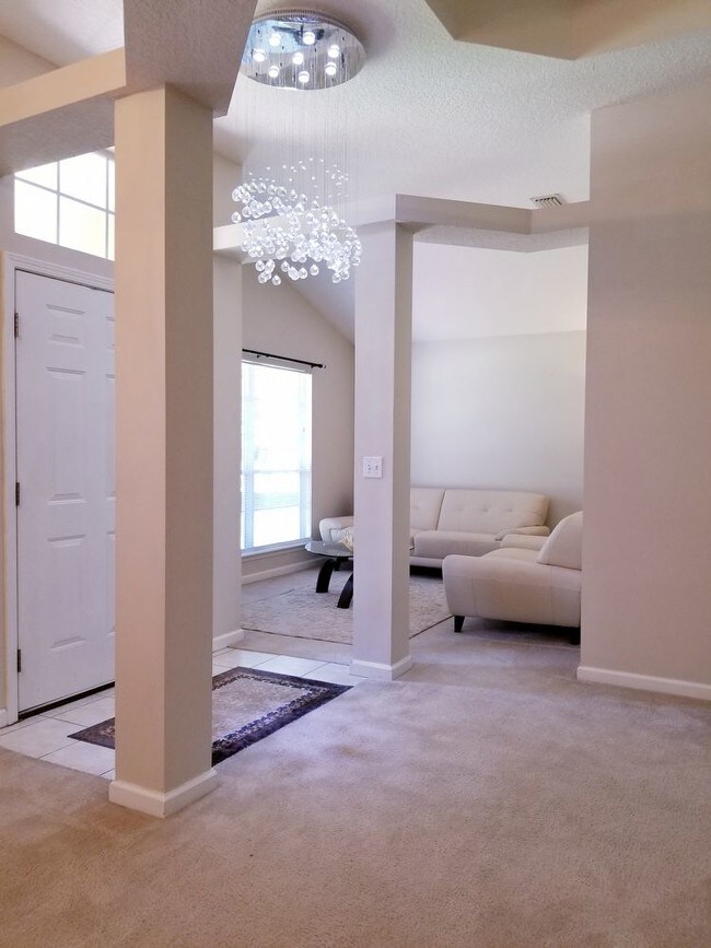 Foto del edificio - PENDING LEASE 648 W. JOHNS CREEK PKWY