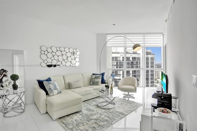 Foto del edificio - 18201 Collins Ave