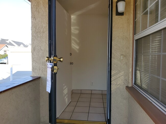 front entrance - 818 S Chapel Ave