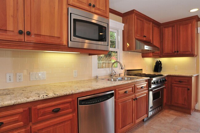 Building Photo - 938 B