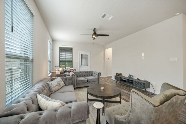 Building Photo - 5 Bedroom/3 Bath Ladera Enclave Subdivision