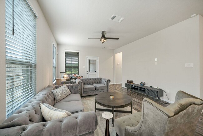 Foto del edificio - 5 Bedroom/3 Bath Ladera Enclave Subdivision