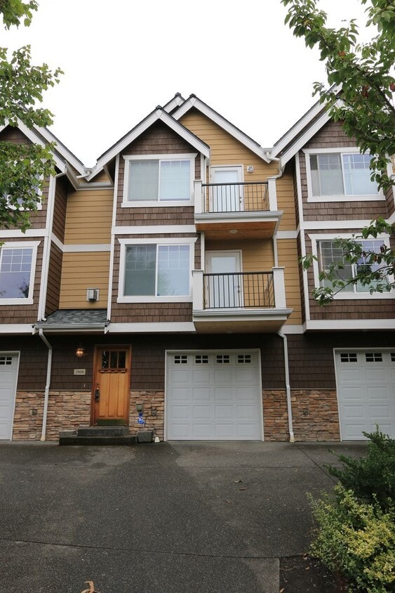 Primary Photo - Wallingford 3bd/3.5ba, Vaulted Ceilings, G...