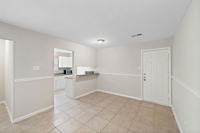 Building Photo - Spacious 3-Bedroom, 2-Bath Home with Moder...
