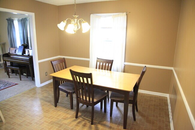 Foto del edificio - Spacious split level home, see today!