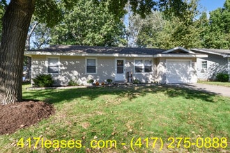 Building Photo - 201 S Meadowview Ave Building Photo - 201 S Meadowview Ave