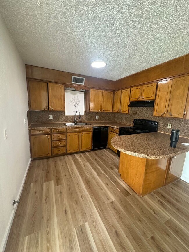 Foto del edificio - Spacious 3 Bed Home with a Large second Li...