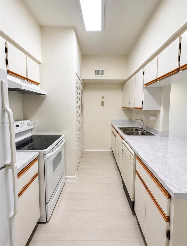 Foto del edificio - 18316 NW 68th Ave