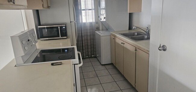 Building Photo - Quaint 2 story Townhome for rent