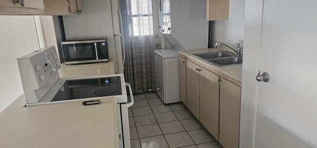 Foto del edificio - Quaint 2 story Townhome for rent