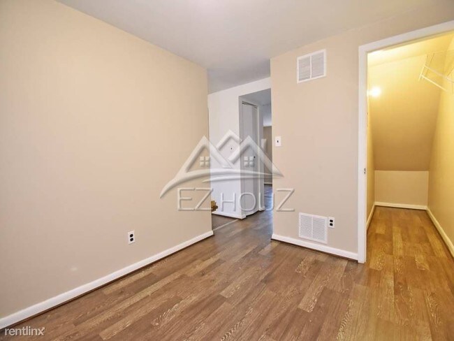 Building Photo - 1311 E Madison St
