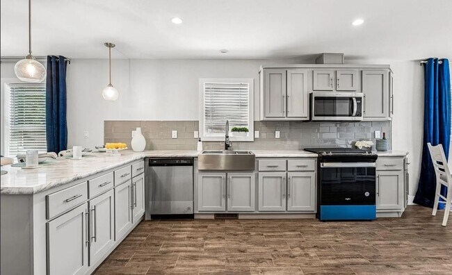 Foto del edificio - Stunning new home featuring 3 bedroom and ...
