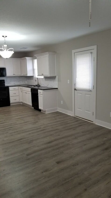 Foto del edificio - 2 Bedroom, 1 1/2 bath with garage