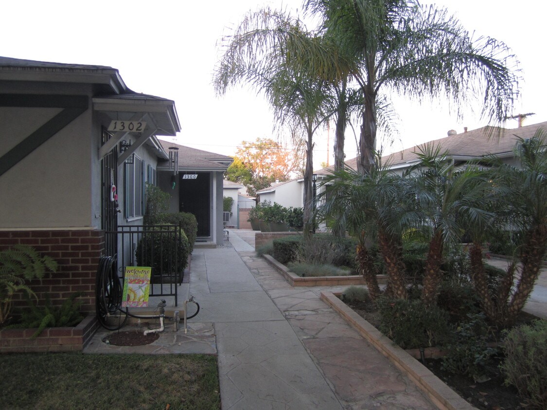 Outside entrance - 1302 N Hollywood Way