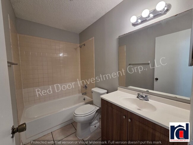 Foto del edificio - Spacious 2/2 quadplex