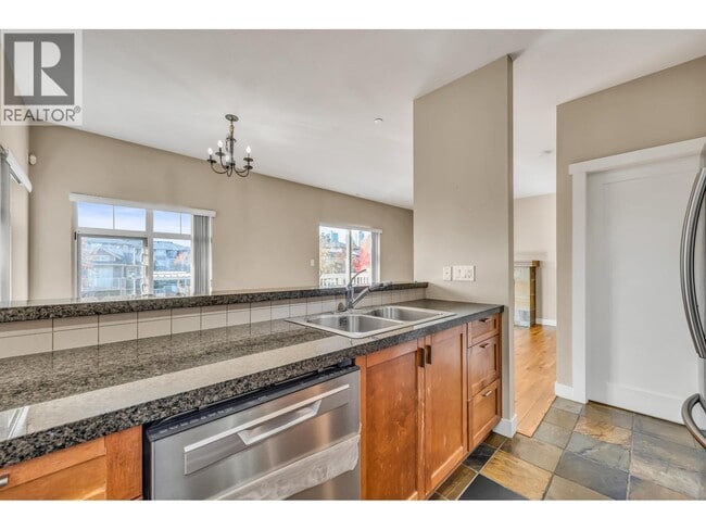 Photo du bâtiment - 7388 Macpherson Ave