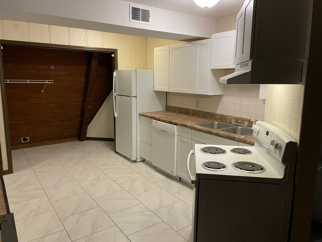 Building Photo - 3102 Alpine Dr